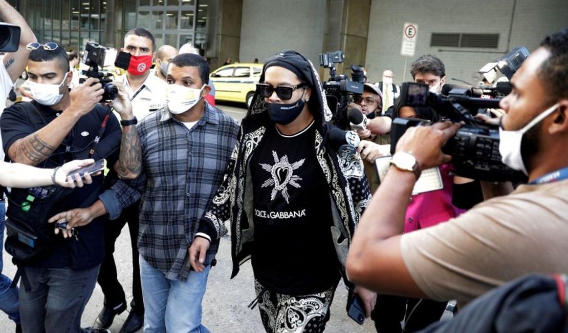 Ronaldinho Gaúcho chega ao Brasil após cinco meses preso no Paraguai
