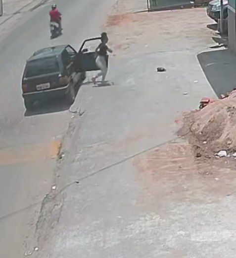 [Vídeo] Câmeras registram mulher pegando necessaire com R$ 14 mil caída no chão 