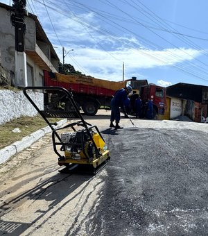 Seminfra inicia processo de tapa-buraco na Rua Boa Vista, principal via do bairro Rio Novo