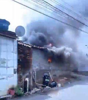 [Vídeo] Casa entra em chamas e causa prejuízos em Porto Calvo