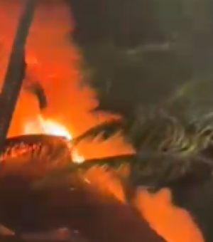 Incêndio atinge barraca na orla da Jatiúca