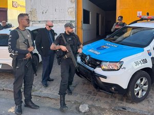 [Vídeo] Operação de combate a fraudes fiscais cumpre mandados em galpão e condomínio de luxo em Arapiraca