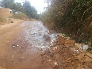 [Vídeo] Vazamento de água potável já dura mais de 24 horas 