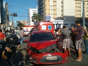 Quatro pessoas ficam feridas após colisão entre viatura e carro
