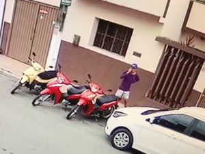 [Vídeo] Câmeras flagram furto de motocicleta em plena luz do dia