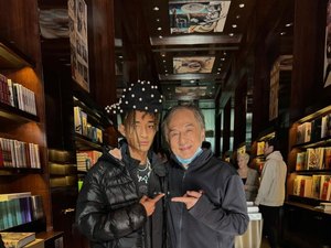 Jaden Smith compartilha foto de encontro com Jackie Chan e fãs vão à loucura