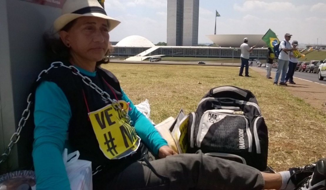 Servidora do TRT/AL continua acorrentada em frente ao Congresso Nacional