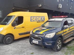 [Vídeo] Van terceirizada dos Correios é usada para transportar 540kg de cocaína