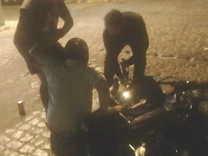 Gordura de peixe deixada por feira ao ar livre causa acidentes, em Arapiraca 