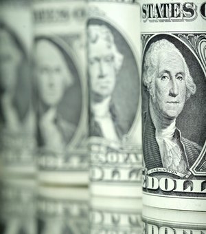 Dólar tem maior alta mensal desde março