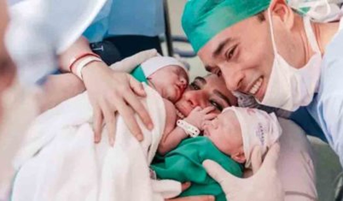 Andréia Sadi mostra primeira foto com os filhos gêmeos: ‘Única aglomeração possível’