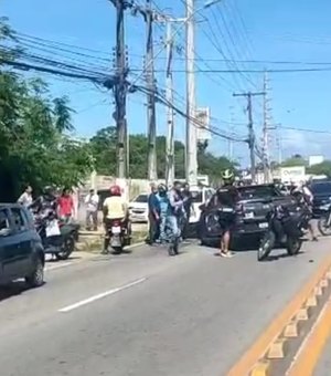 Acidente entre carro e moto é registrado na Avenida Menino Marcelo, em Maceió