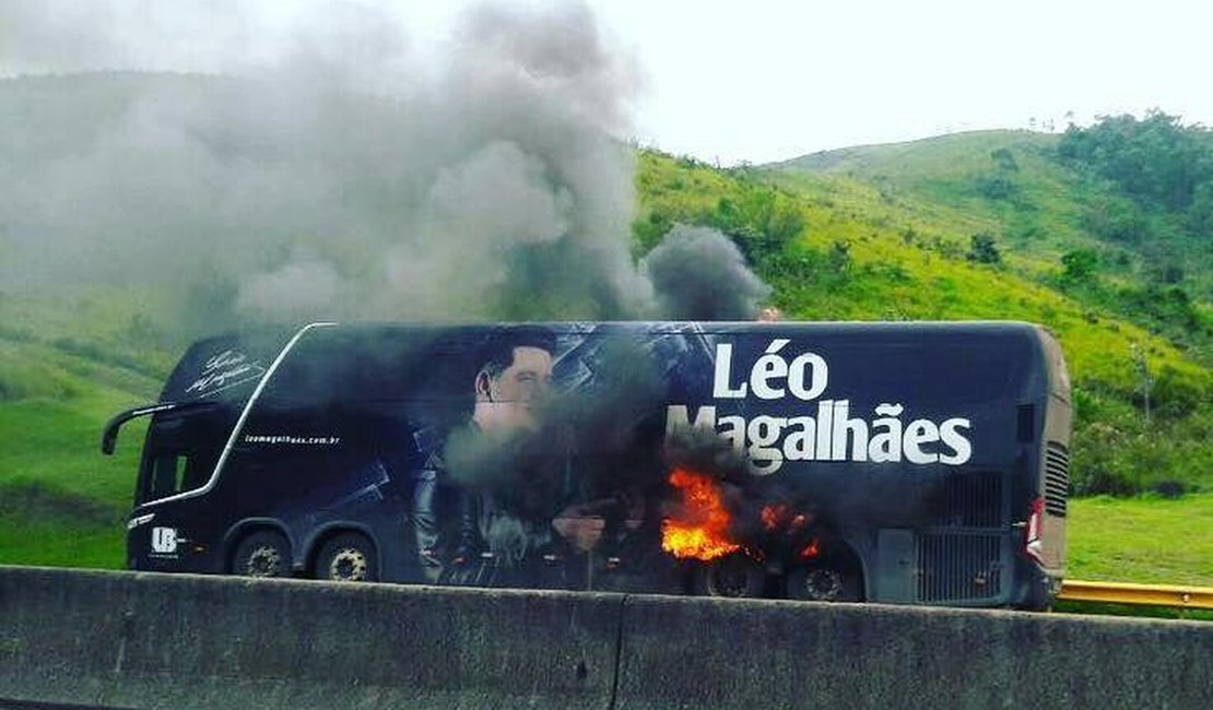 [Vídeo] Ônibus do cantor Léo Magalhães pega fogo em rodovia