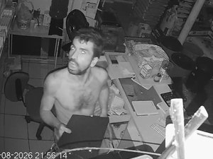 Câmeras flagram homem furtando estabelecimento em Marechal Deodoro