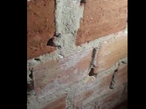 Aparecimento de sal nas paredes de casas do Bom Parto assusta moradores