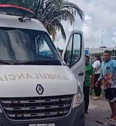 Ônibus e ambulância colidem e deixam gestante ferida na Avenida Fernandes Lima