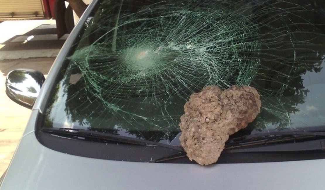 Mulher usa pedra para destruir carro de ex-companheiro
