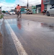 [Vídeo] Cano estourado provoca vazamento de água potável na Avenida Lamenha Filho