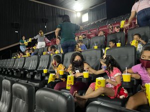 Crianças atendidas por CRAS em Lagoa da Canoa passeiam no shopping e curtem sessão de cinema