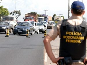 Colisão entre caminhões interdita BR-101 em Flexeiras