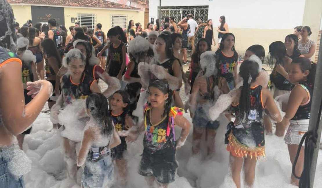 [Vídeo] Carnaval toma conta das ruas de Arapiraca com desfile do Colégio Santa Esmeralda