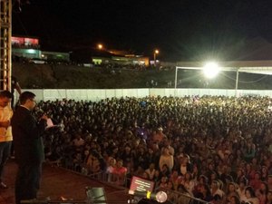 Padre Fábio de Melo emociona multidão em Feira Grande