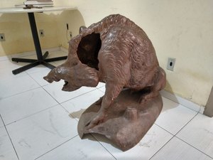 FMAC faz restauração em escultura de Javali da praça Dois Leões