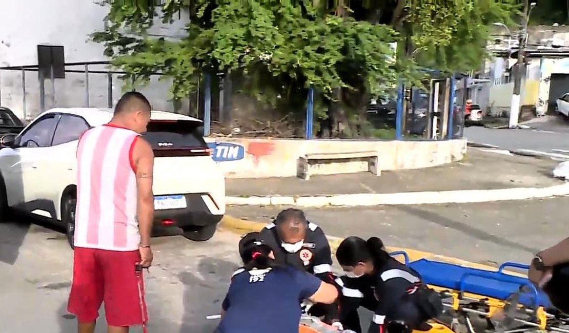 Colisão entre carro e moto deixa jovem ferido na ‘Bomba da Marieta’ em Maceió