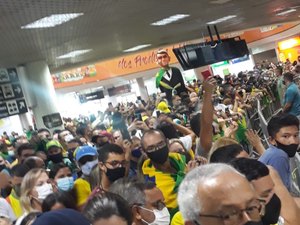 Alagoanos apoiadores de presidente o aguardam em aeroporto