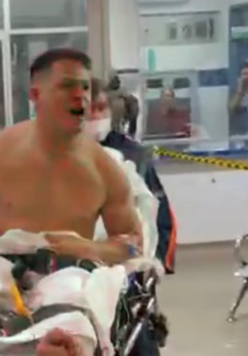 Vereador baleado em atentado promete honrar morte de assessor durante transferência para hospital