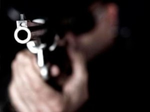 Adolescente é assassinado a tiros e mulher é vítima de bala perdida na parte alta da capital