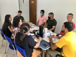 Prefeito Bueno Higino concede reajuste salarial de 15% a todos os profissionais da educação de Coité do Noia.