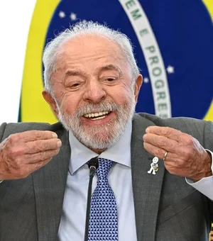 Lula critica Flávio Bolsonaro: 'Não tem vergonha de trair nossa pátria'