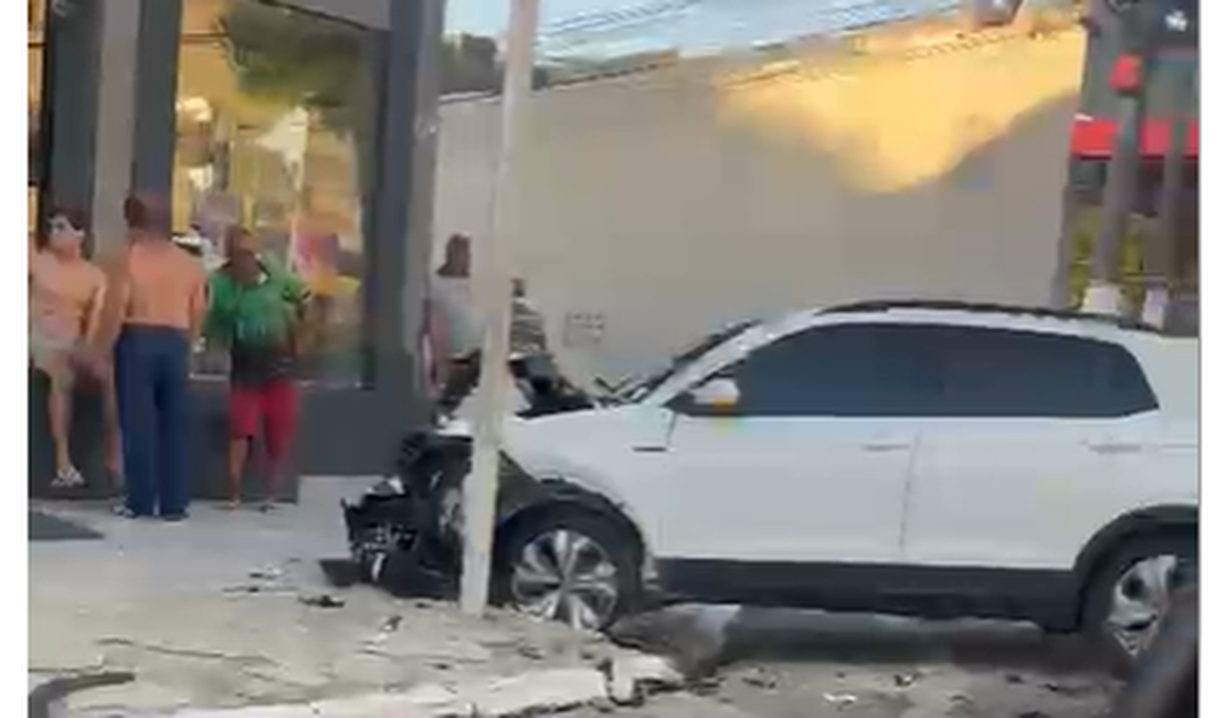 Acidente entre dois veículos é registrado em cruzamento no bairro da Pajuçara, em Maceió