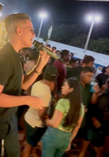 Sem ser artista nacional, Hebert Marques impressiona em Piaçabuçu e faz público cantar