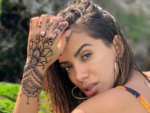 Anitta admite ter usado Photoshop em produção sensual de revista