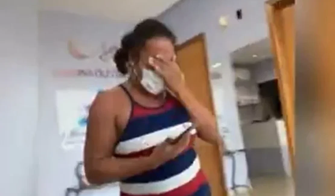 Vídeo: professora chora e pula ao ver alunos passarem no vestibular