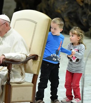 Menino argentino sobe no palco durante audiência geral do papa