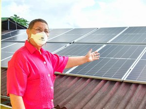 Tereza Nelma instala sistema de energia solar na instituição Casa do Pobre