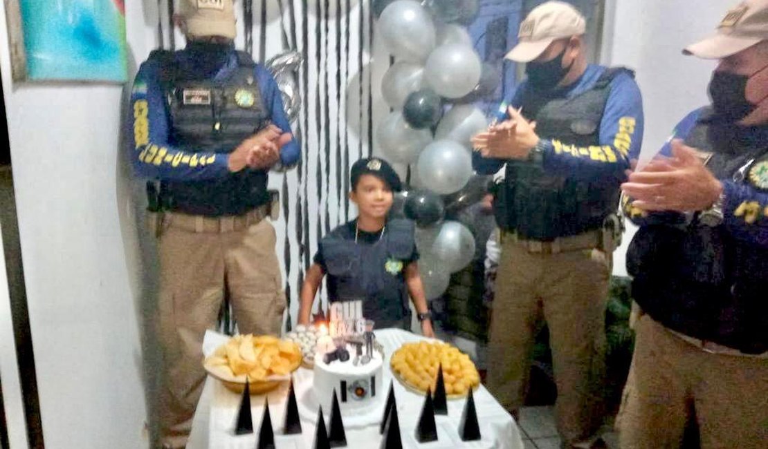 Guardas Municipais fazem surpresa durante festa de aniversário de criança