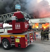 [Vídeo] Incêndio de grandes proporções atinge fábrica de colchões no Distrito Industrial