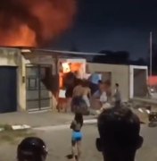 Casa pega fogo no Benedito Bentes, provoca pânico e vizinhos denunciam acúmulo de entulhos no local