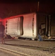 Ônibus com mais de 30 passageiros se envolve em grave acidente e deixa mortos na BR-423, em Pernambuco