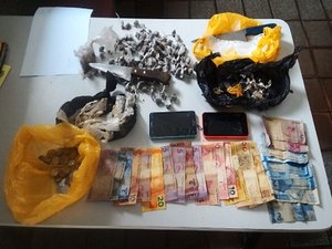 Jovens são detidos com 211 bombinhas de maconha e 63 pedras de crack 
