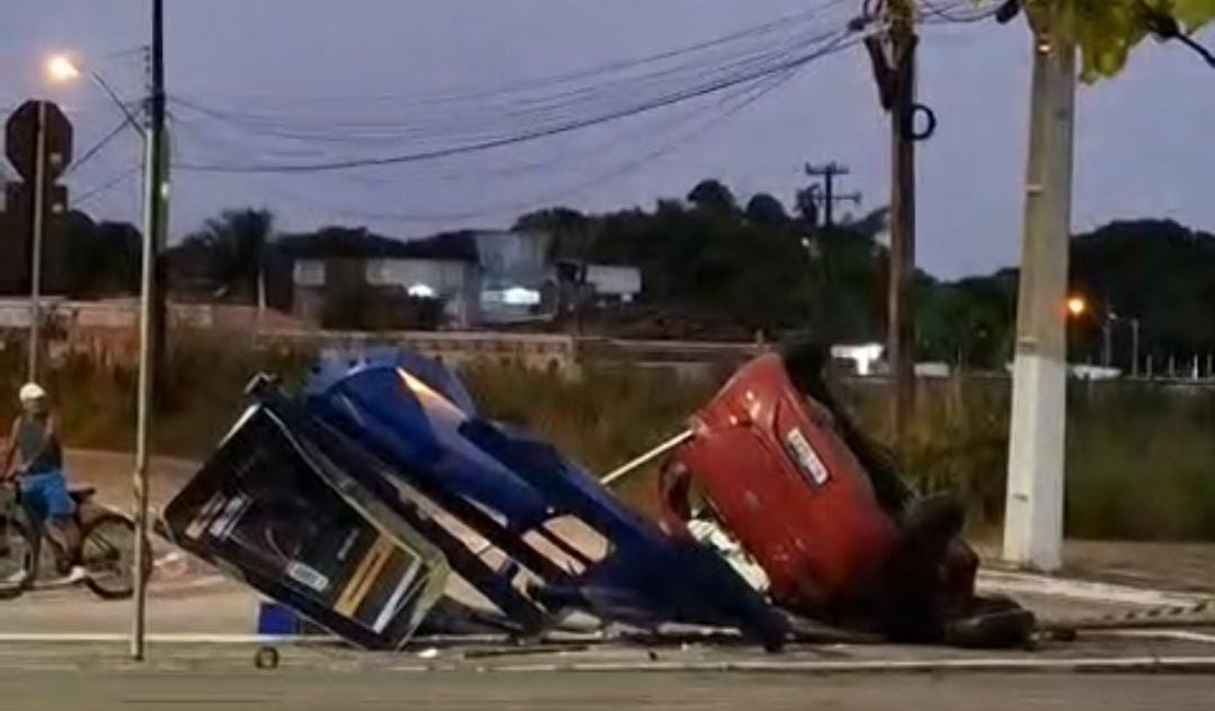 [Vídeo] Carro perde controle e destrói ponto de ônibus e poste na Av. Durval de Góes Monteiro