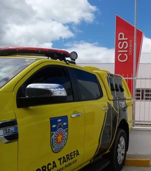 Homem é agredido por populares e preso após ser flagrado nu com criança dentro de carro