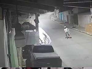Câmera flagra homem furtando placas de veículos estacionados em Arapiraca