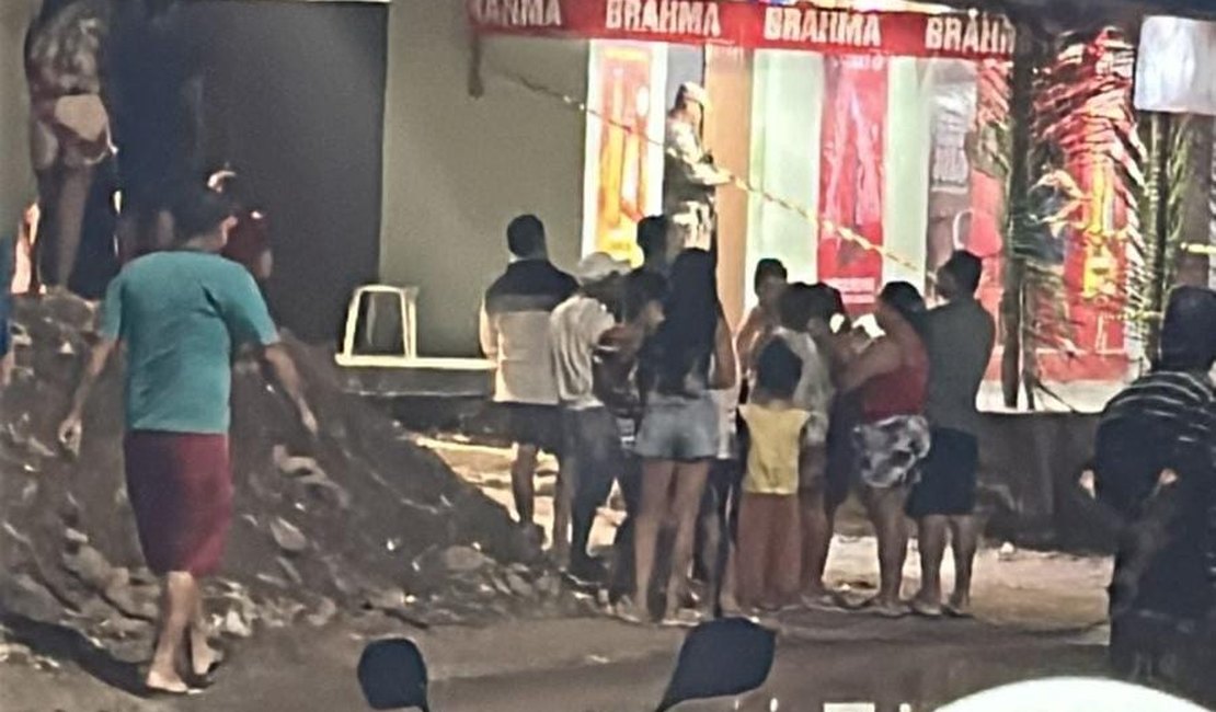 Homem é assassinado a tiros dentro de bar no bairro Mata do Rolo, em Rio Largo