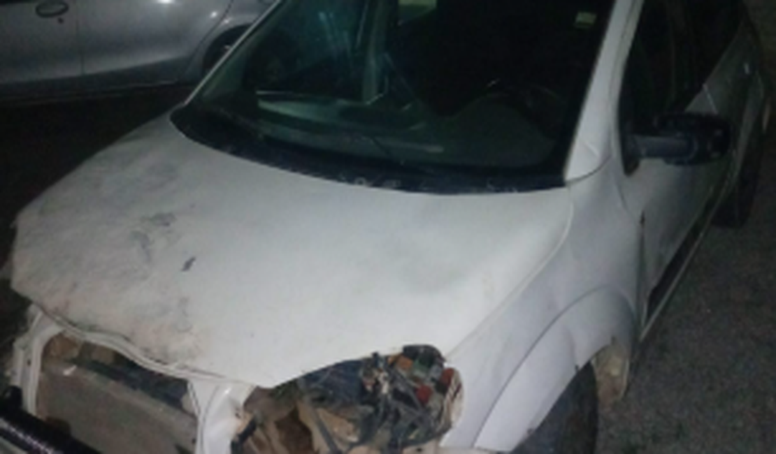 Condutor inabilitado é flagrado fazendo manobras perigosas com carro repleto de irregularidades