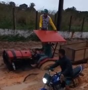 Motocicleta e trator são 'engolidos' pela lama na Zona Rural de Traipu